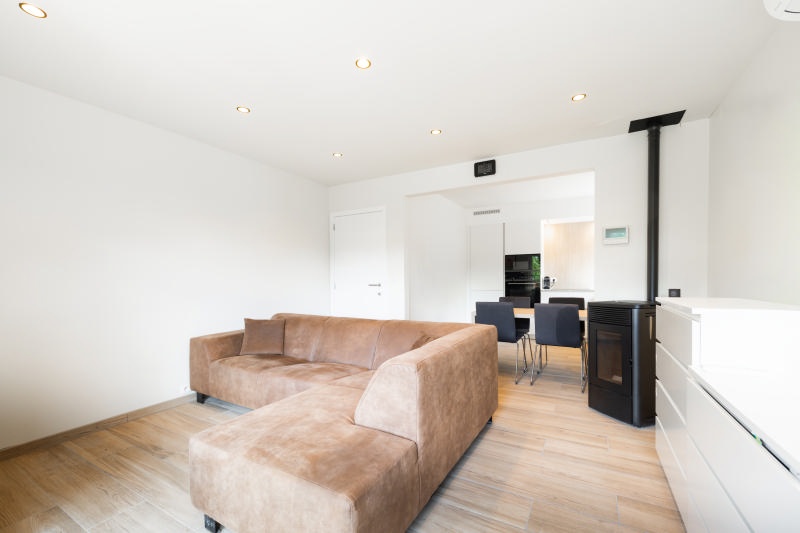MAISON 2 CHAMBRES ET TERRASSE FENEUR