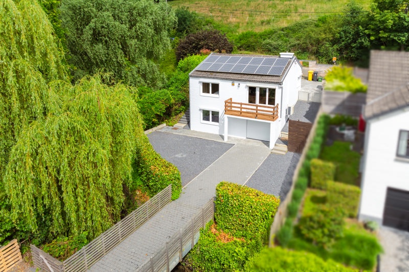 MAISON 2 CHAMBRES ET TERRASSE FENEUR